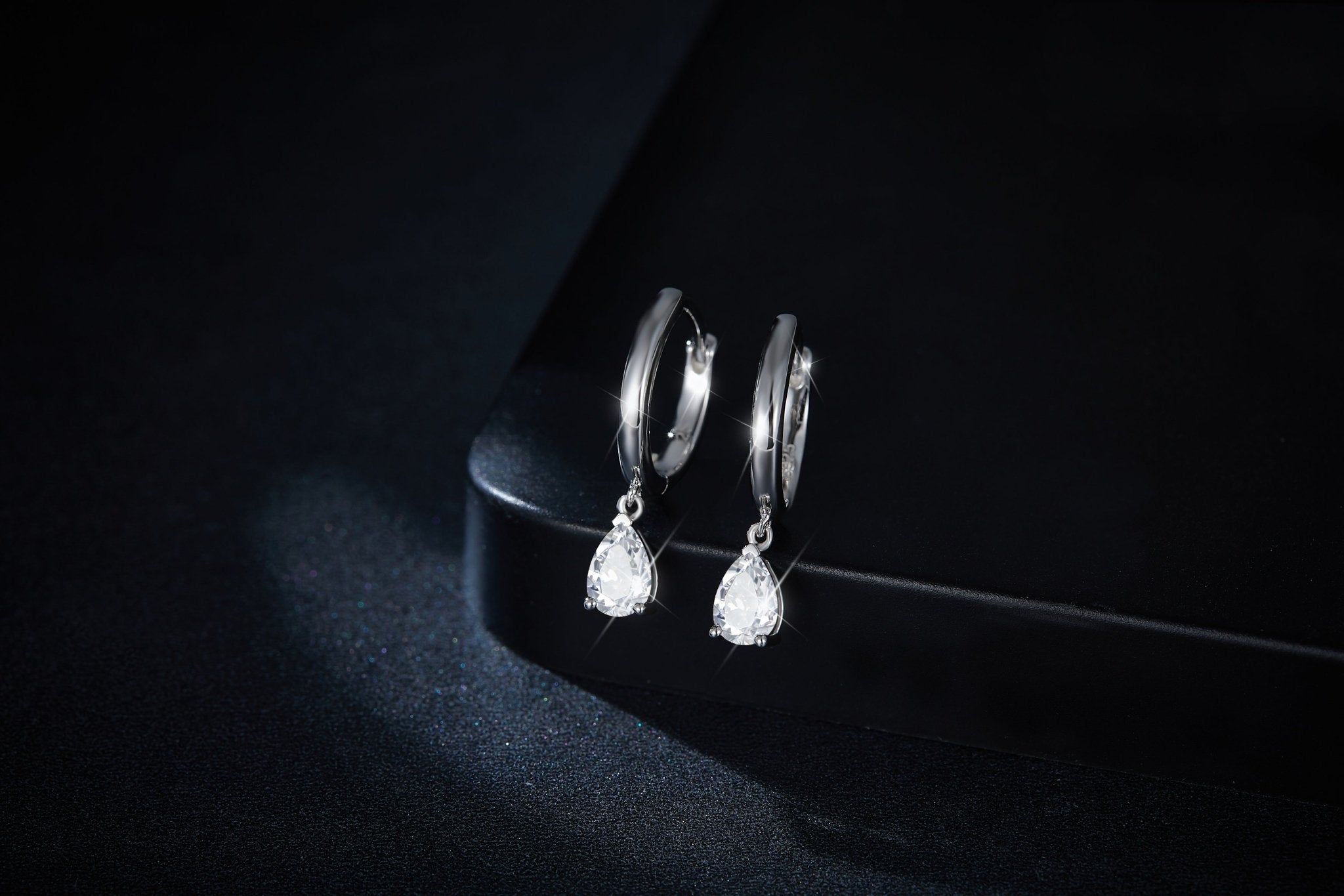Boucles d’oreilles créoles en argent sterling S925 4x6mm poire avec moissanite - IVOIRART.COM