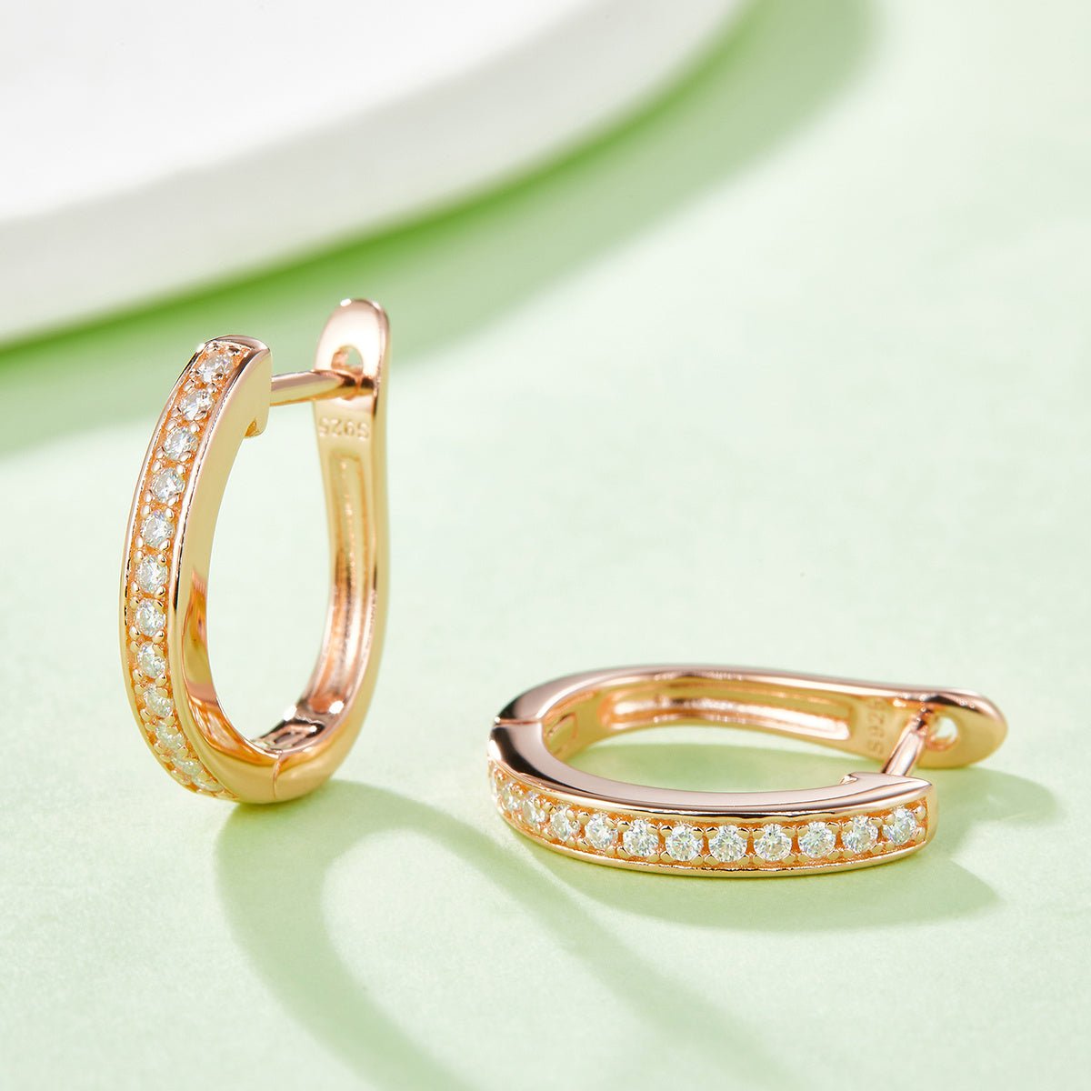 Boucles d'oreilles créoles Huggie 16mm en argent Sterling S925, 24 Moissanites, plaquées platine, certifiées GRA, hypoallergéniques, coffret cadeau - IVOIRART.COM