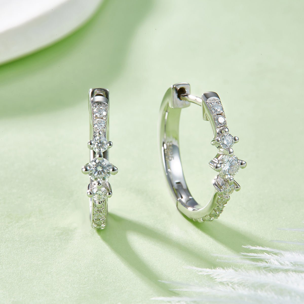 Boucles d'Oreilles Créoles Huggie Moissanite 0,52CT Argent 925 S925 3,3g 16,5mm 3 Pierres Platine Coffret Cadeau - IVOIRART.COM