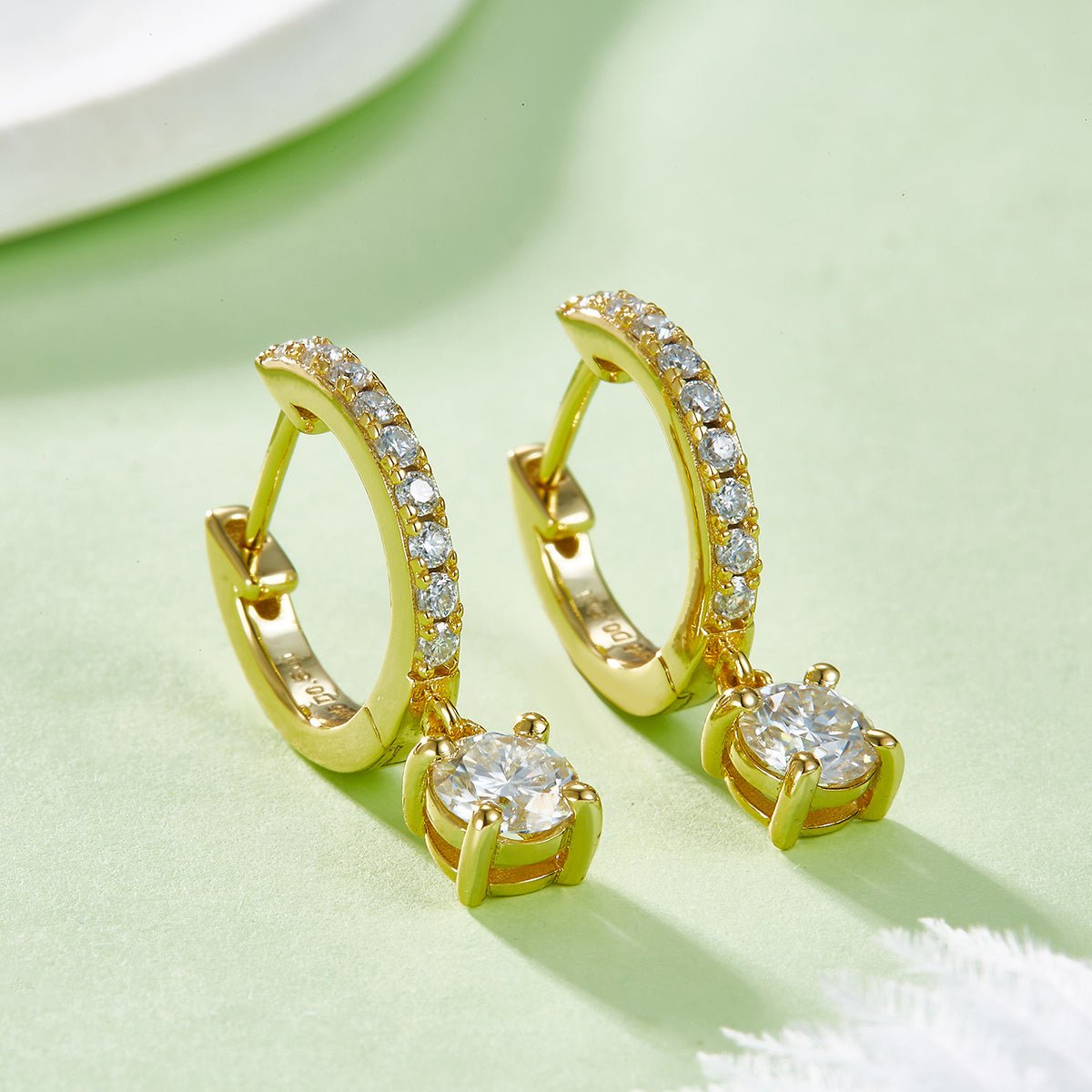 Boucles d'oreilles créoles pendantes en argent S925 avec moissanite 5 mm certifiées GRA, pavage et coffret cadeau - IVOIRART.COM