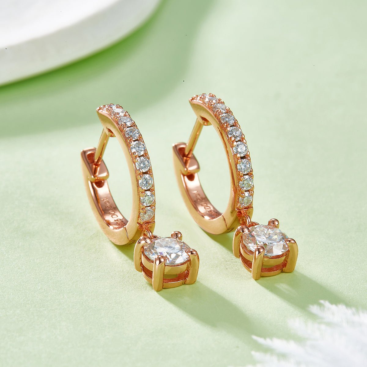 Boucles d'oreilles créoles pendantes en argent S925 avec moissanite 5 mm certifiées GRA, pavage et coffret cadeau - IVOIRART.COM