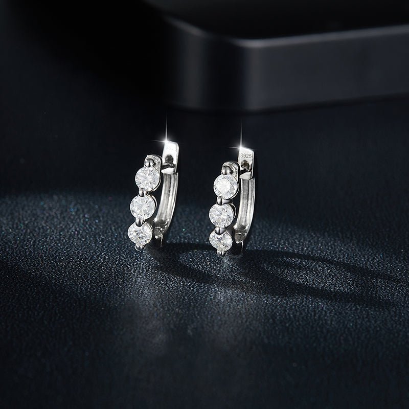 Boucles d'oreilles créoles S925 en argent sterling à 3 pierres Moissanite rondes plaquées platine - IVOIRART.COM