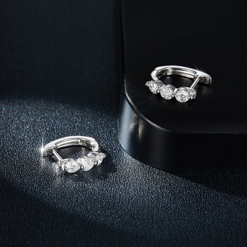 Boucles d'oreilles créoles S925 en argent sterling à 3 pierres Moissanite rondes plaquées platine - IVOIRART.COM