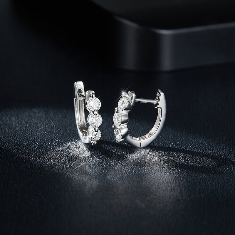 Boucles d'oreilles créoles S925 en argent sterling à 3 pierres Moissanite rondes plaquées platine - IVOIRART.COM