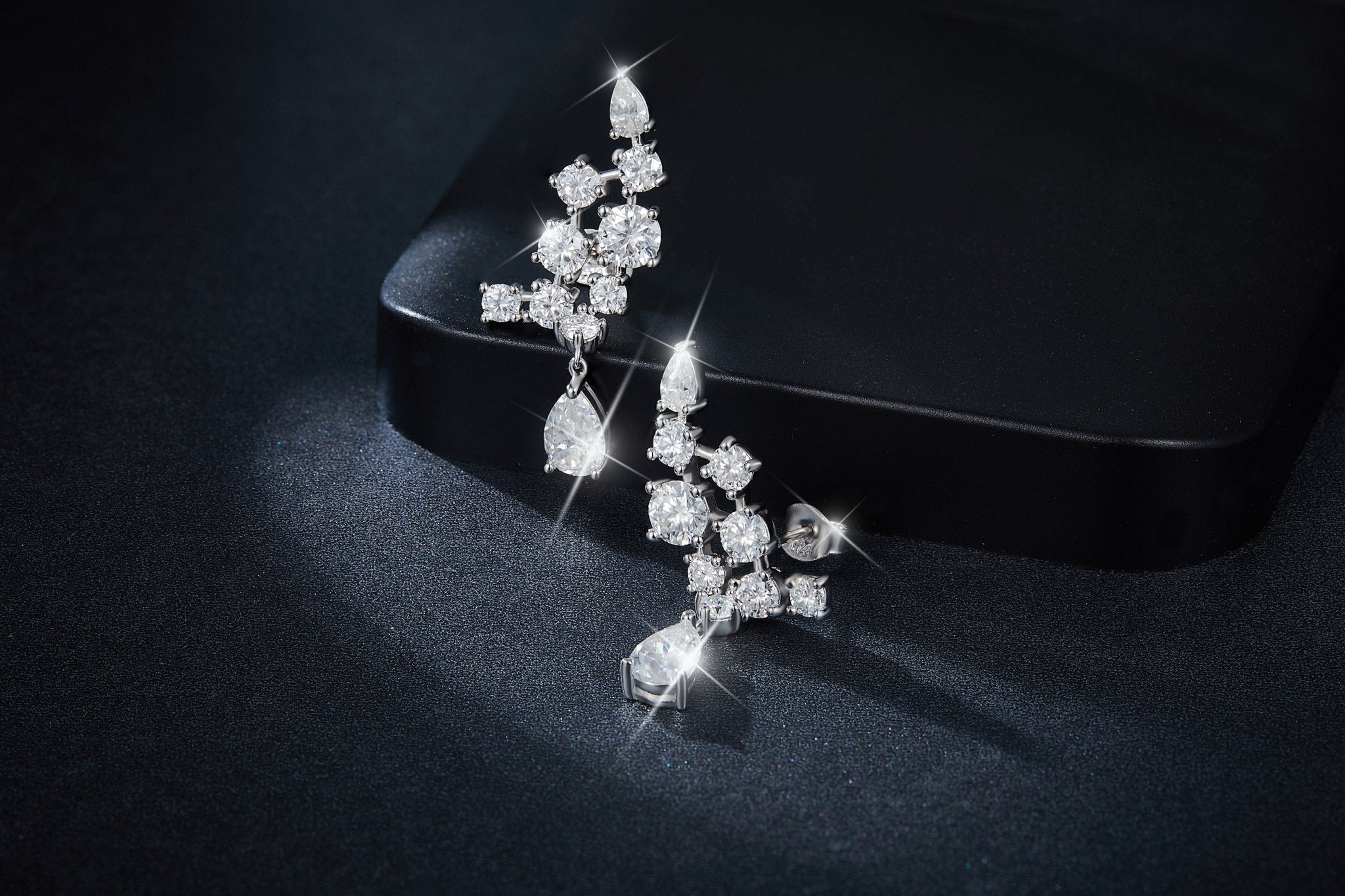 Boucles d'Oreilles Grimpantes en Argent 925 avec Moissanite Poire 5x8mm - IVOIRART.COM