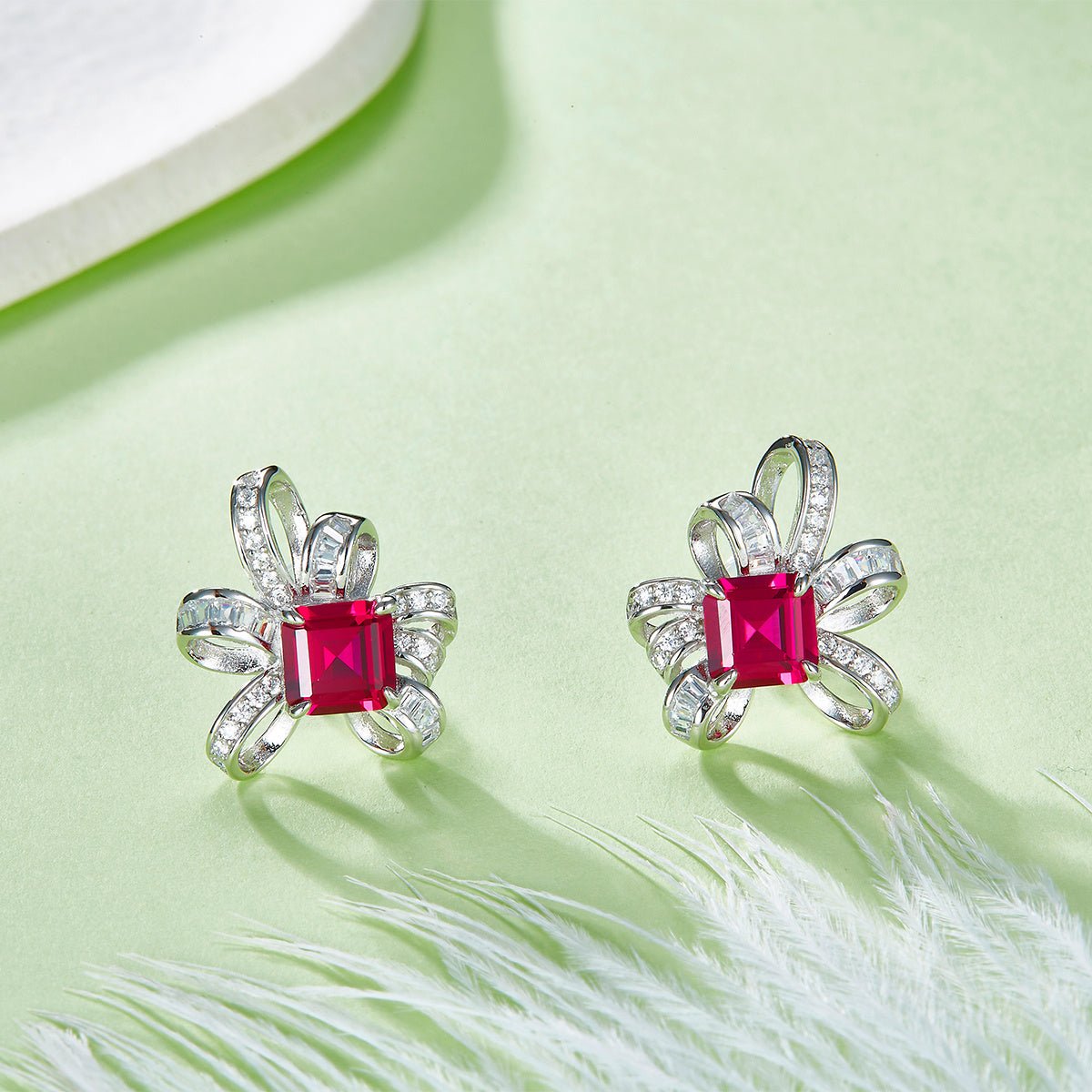 Boucles d'oreilles nœud S925 argent Rubis/Émeraude 6x6mm plaqué platine 3.2g co. - IVOIRART.COM