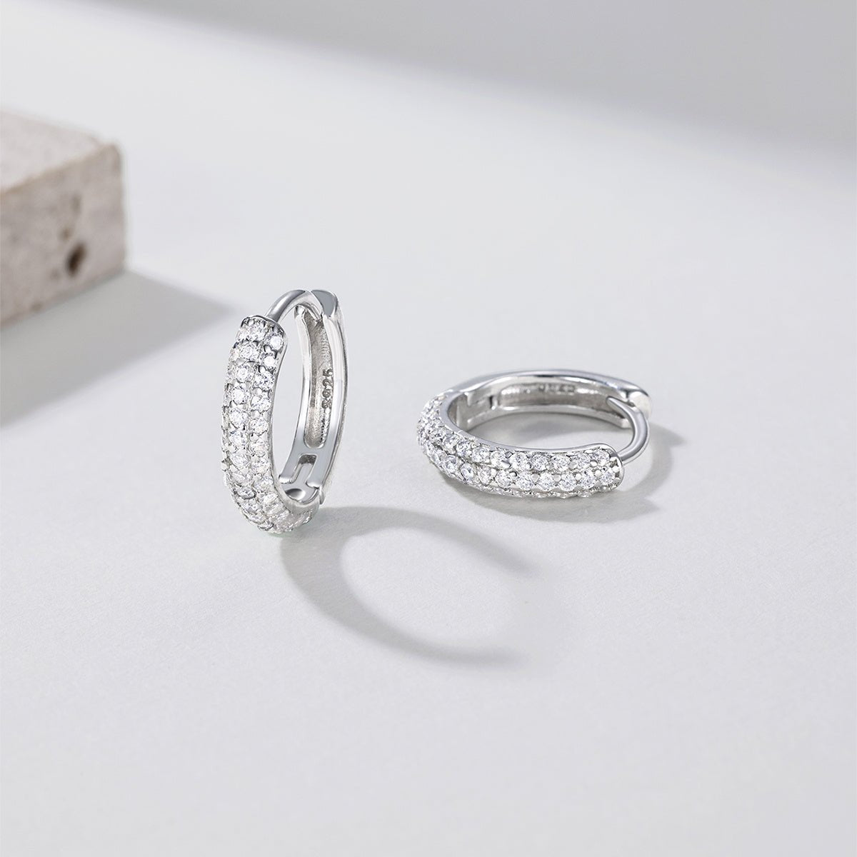 Boucles d'oreilles pavées S925 argent 86 moissanites D-VVS1 plaqué platine 1.7g - IVOIRART.COM