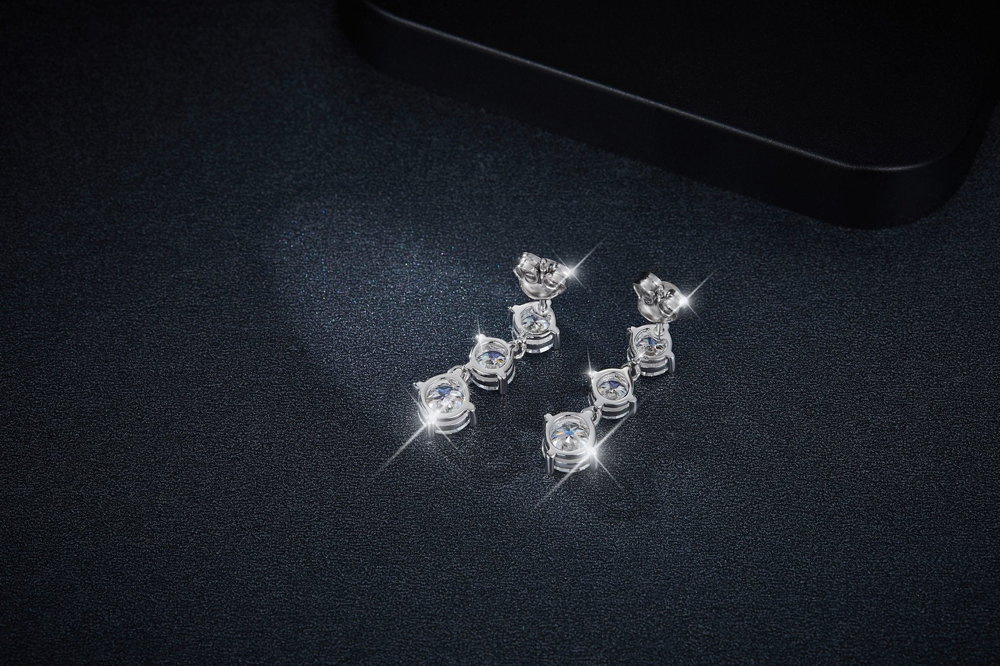 Boucles d'oreilles pendantes en argent S925 Moissanite 3 pierres rondes - IVOIRART.COM