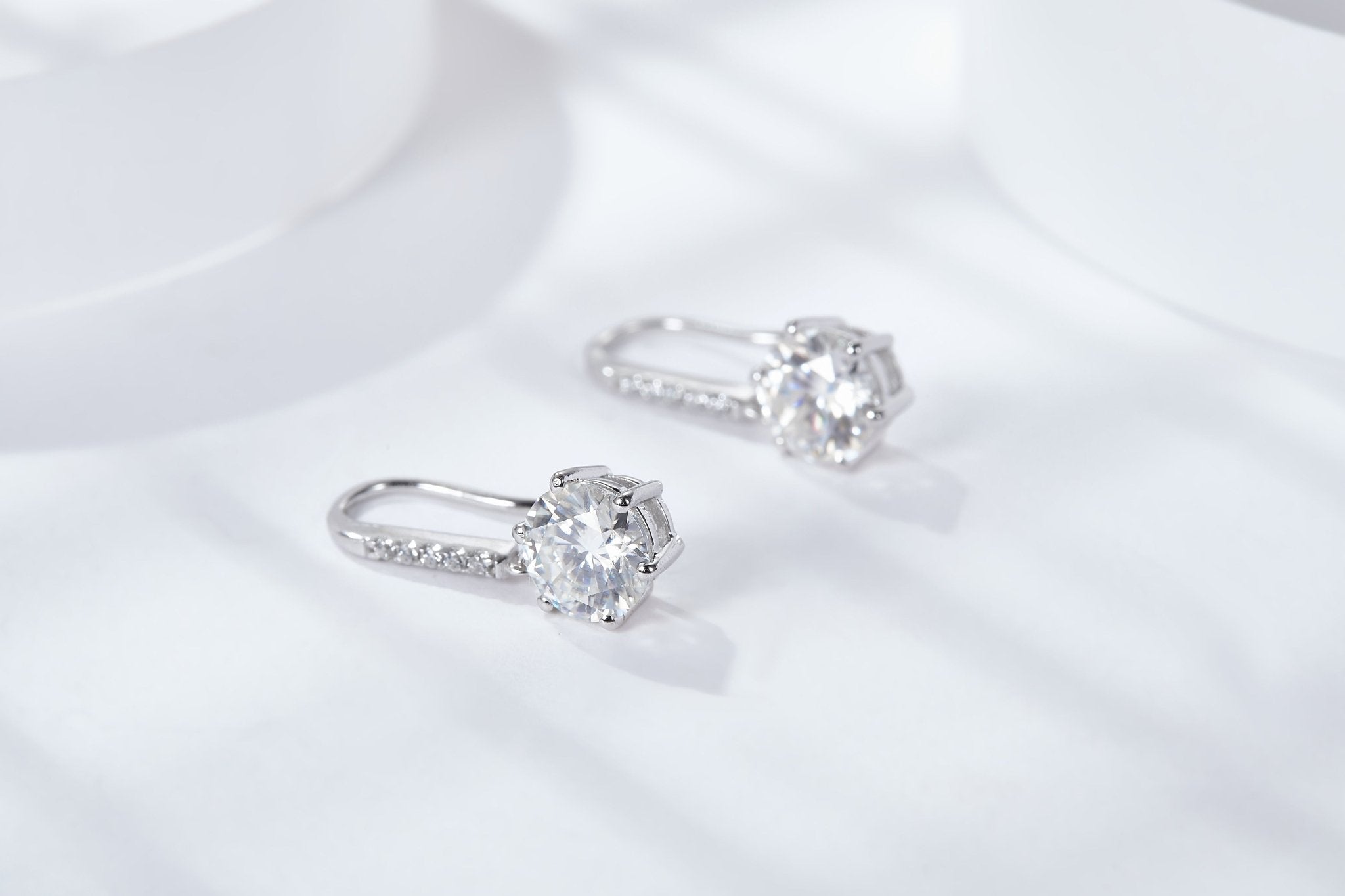 Boucles d’oreilles pendantes en argent sterling S925 0,5CT moissanite avec crochet long plaqué platine - IVOIRART.COM