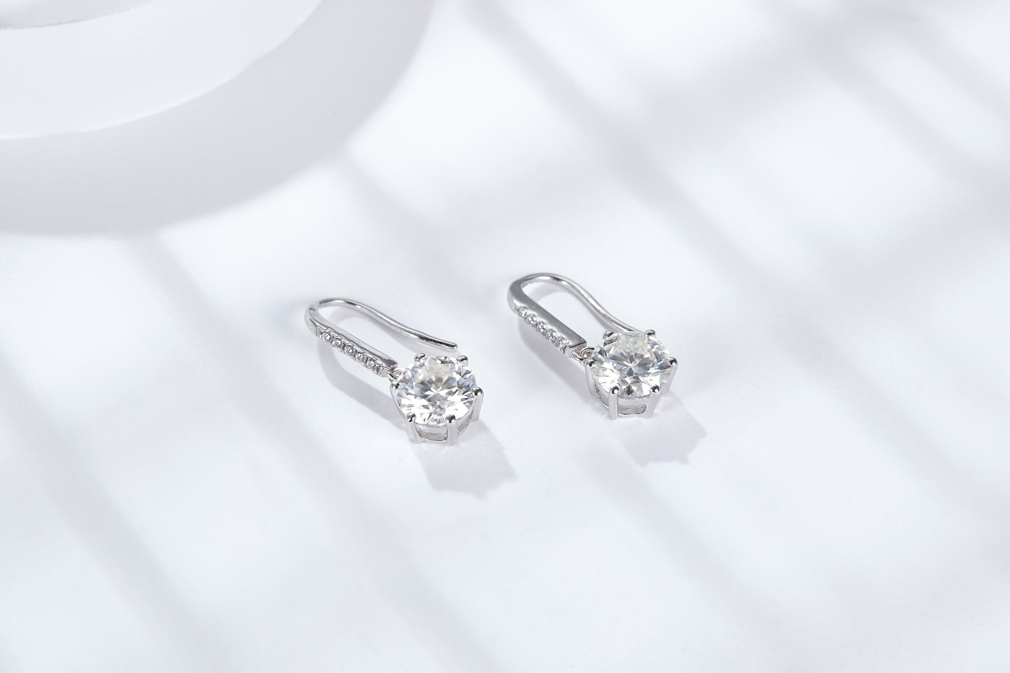 Boucles d’oreilles pendantes en argent sterling S925 0,5CT moissanite avec crochet long plaqué platine - IVOIRART.COM