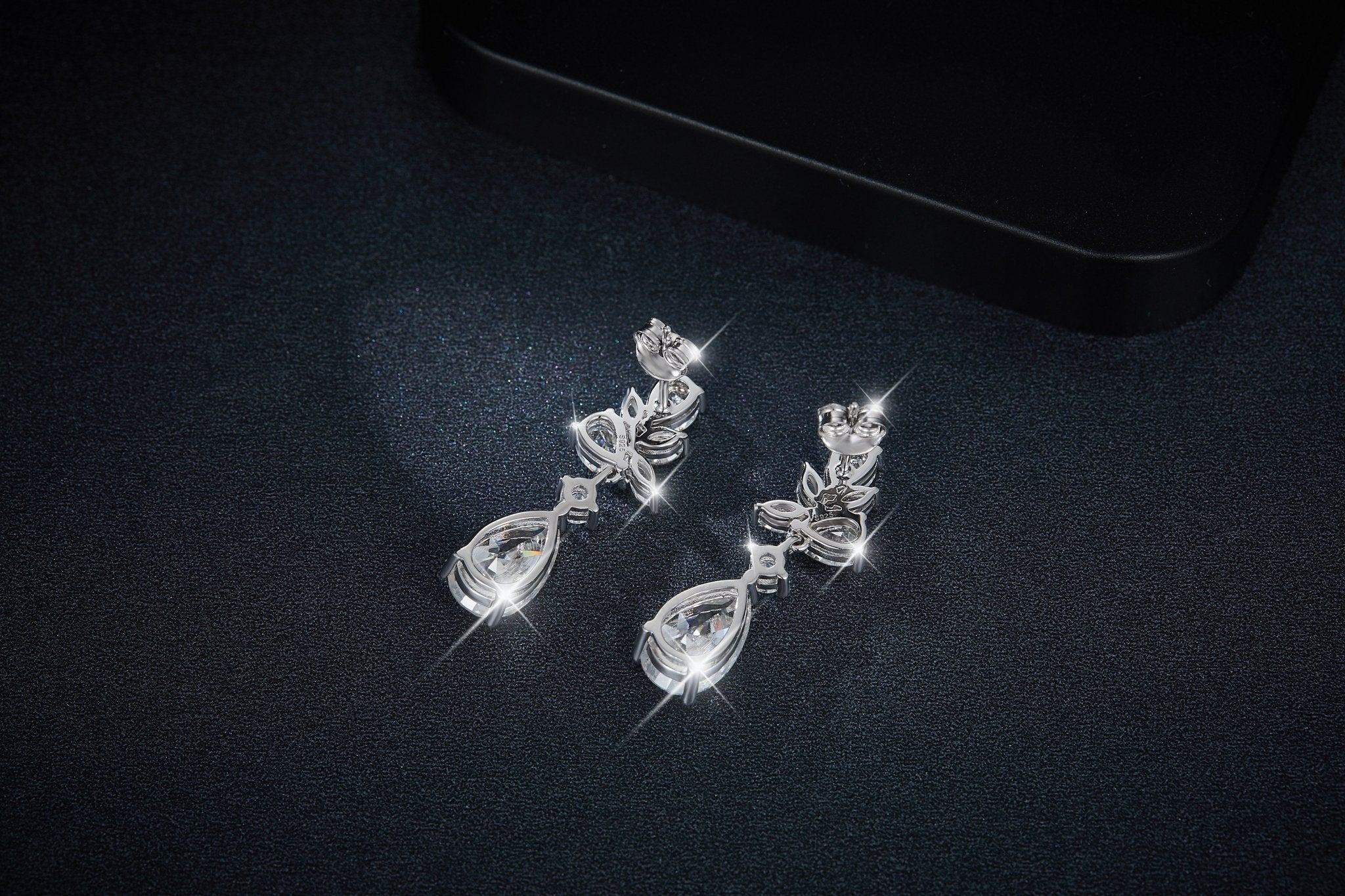 Boucles d’oreilles pendantes en argent sterling S925 avec moissanite taille poire 7x11 mm, motif floral élégant, plaqué platine, coffret cadeau - IVOIRART.COM