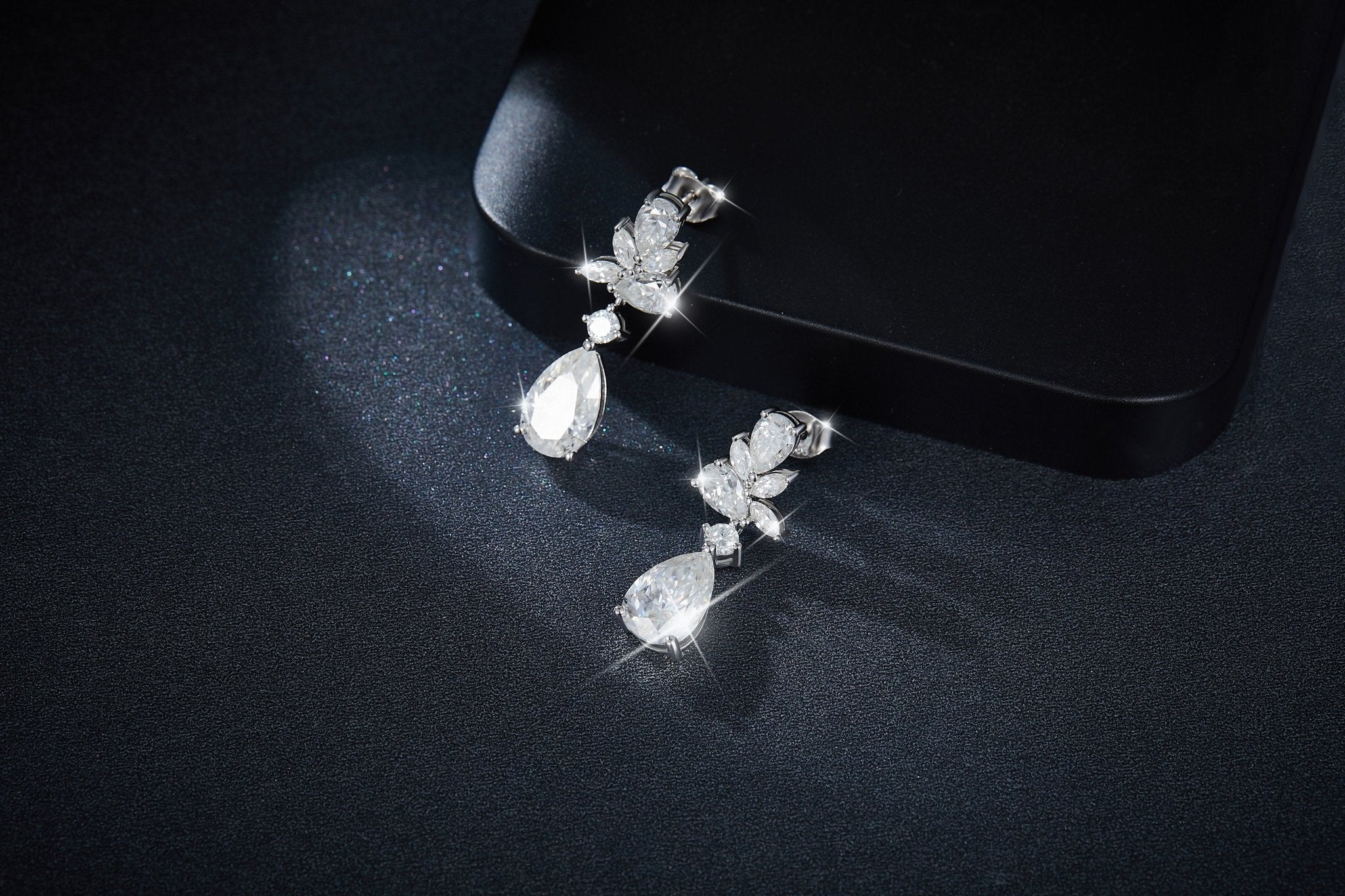 Boucles d’oreilles pendantes en argent sterling S925 avec moissanite taille poire 7x11 mm, motif floral élégant, plaqué platine, coffret cadeau - IVOIRART.COM