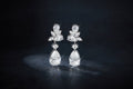 Boucles d’oreilles pendantes en argent sterling S925 avec moissanite taille poire 7x11 mm, motif floral élégant, plaqué platine, coffret cadeau - IVOIRART.COM