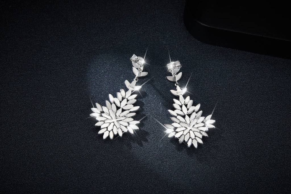 Boucles d'oreilles pendantes longues en argent S925 plaqué platine avec moissanite certificée GRA, design feuille en grappe, coffret cadeau luxe - IVOIRART.COM