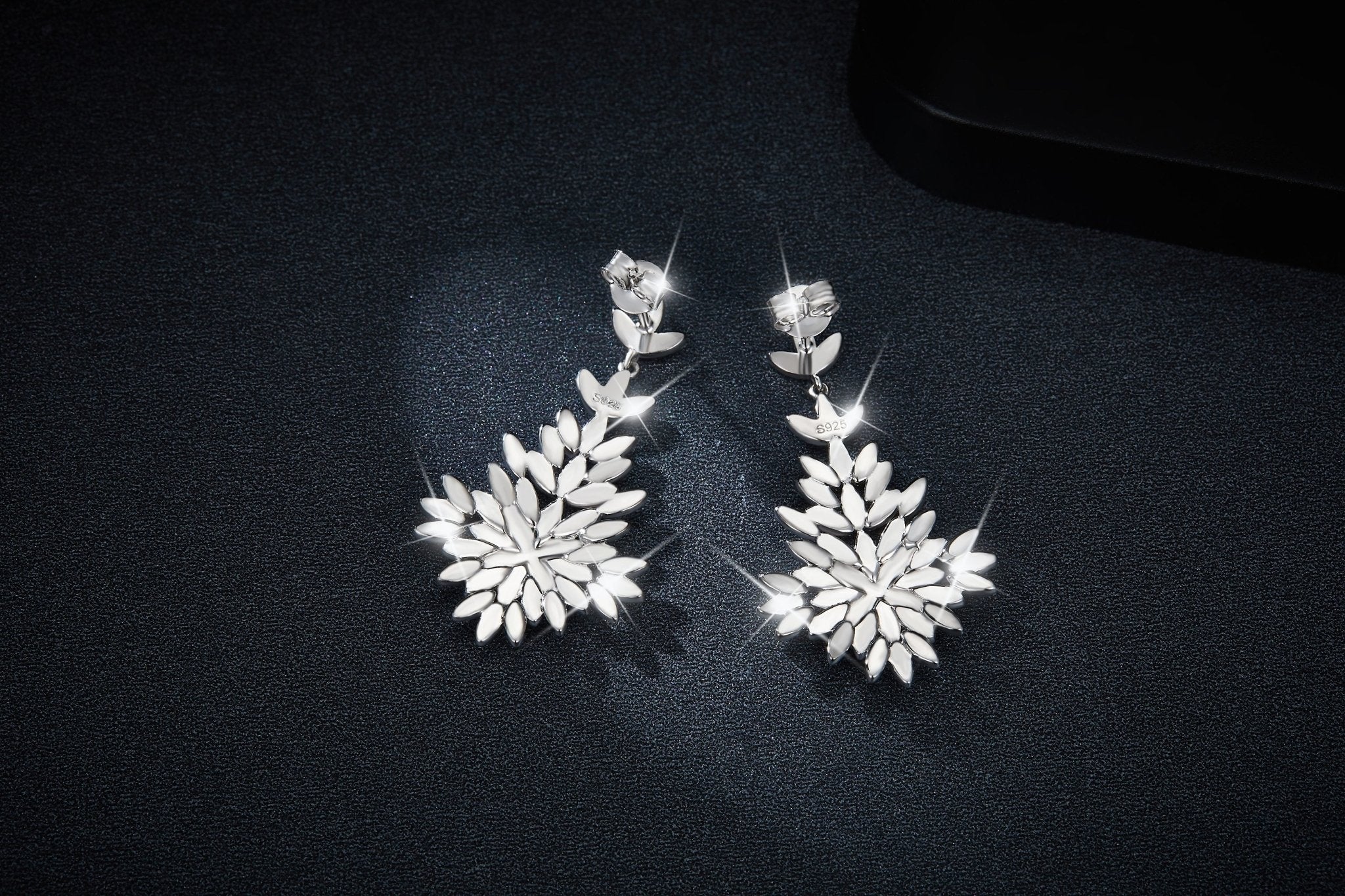 Boucles d'oreilles pendantes longues en argent S925 plaqué platine avec moissanite certificée GRA, design feuille en grappe, coffret cadeau luxe - IVOIRART.COM