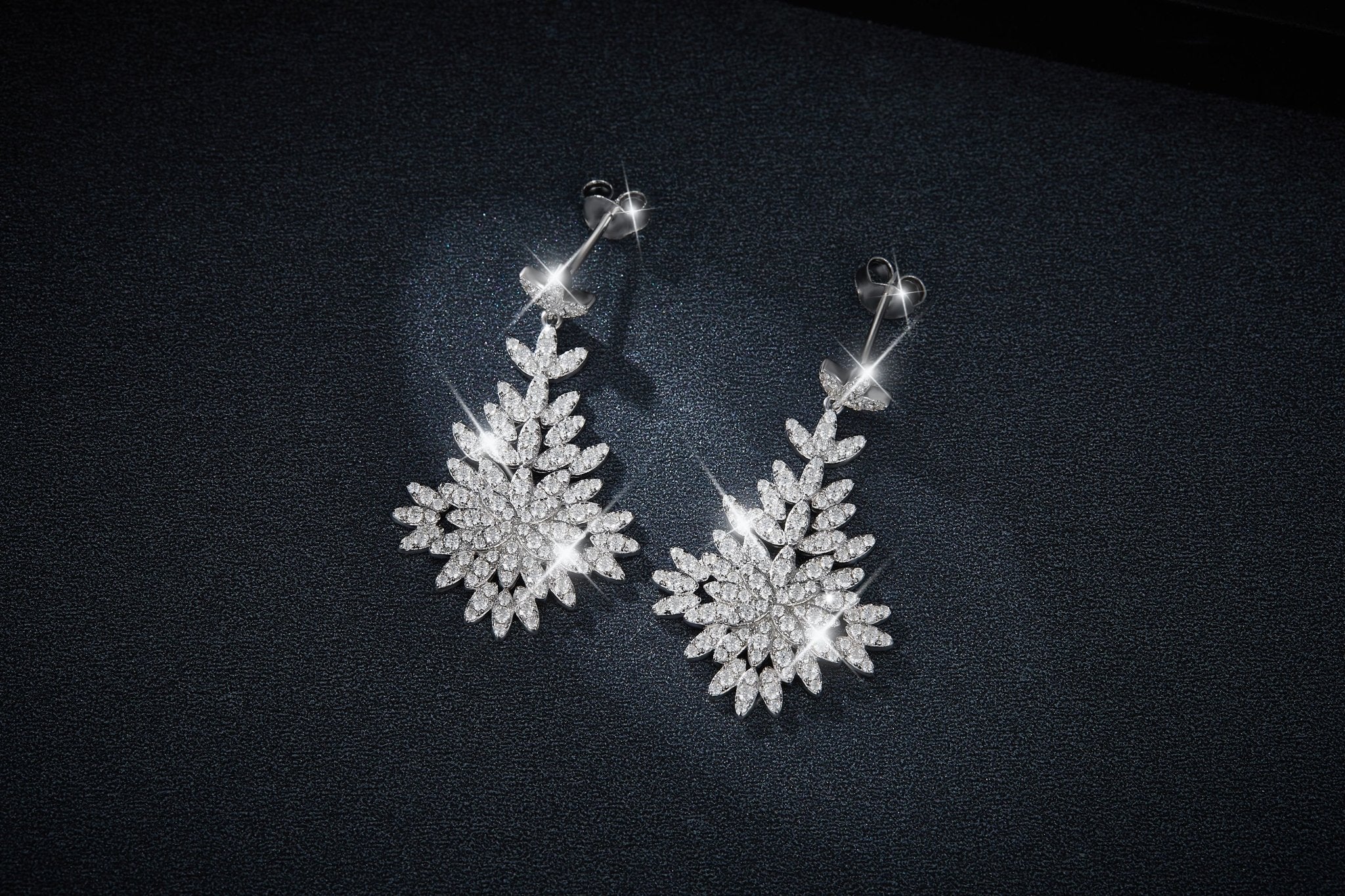 Boucles d'oreilles pendantes longues en argent S925 plaqué platine avec moissanite certificée GRA, design feuille en grappe, coffret cadeau luxe - IVOIRART.COM
