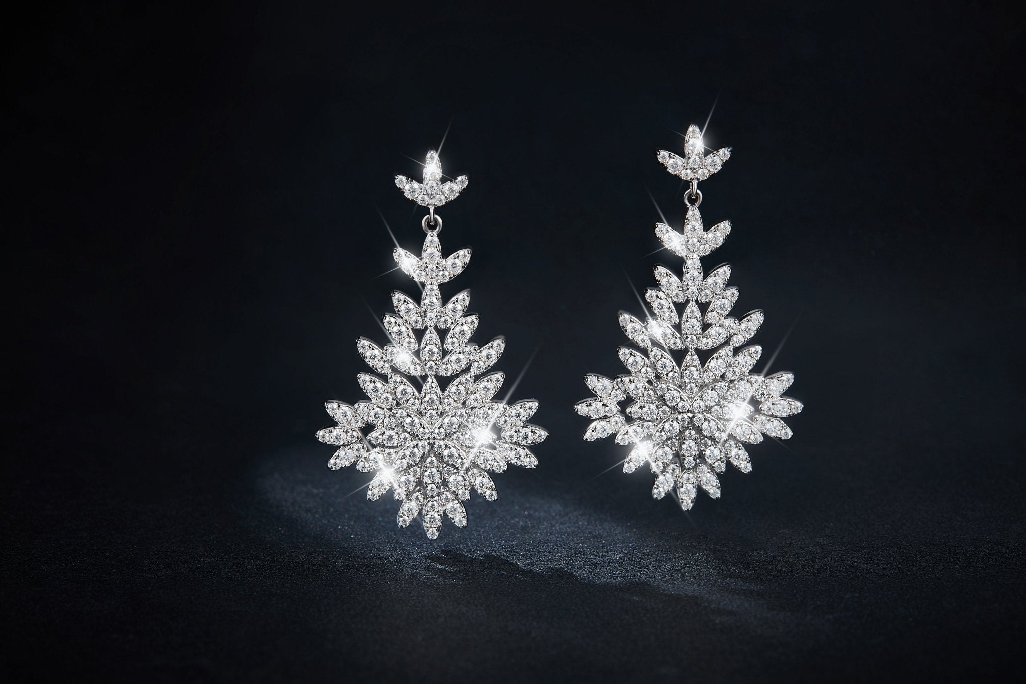 Boucles d'oreilles pendantes longues en argent S925 plaqué platine avec moissanite certificée GRA, design feuille en grappe, coffret cadeau luxe - IVOIRART.COM