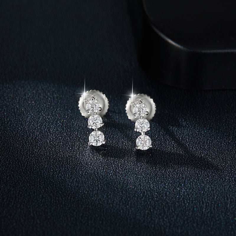 Boucles d'oreilles trois pierres en argent sterling S925 Moissanite rondes serties avec dos à vis et certificat GRA - IVOIRART.COM