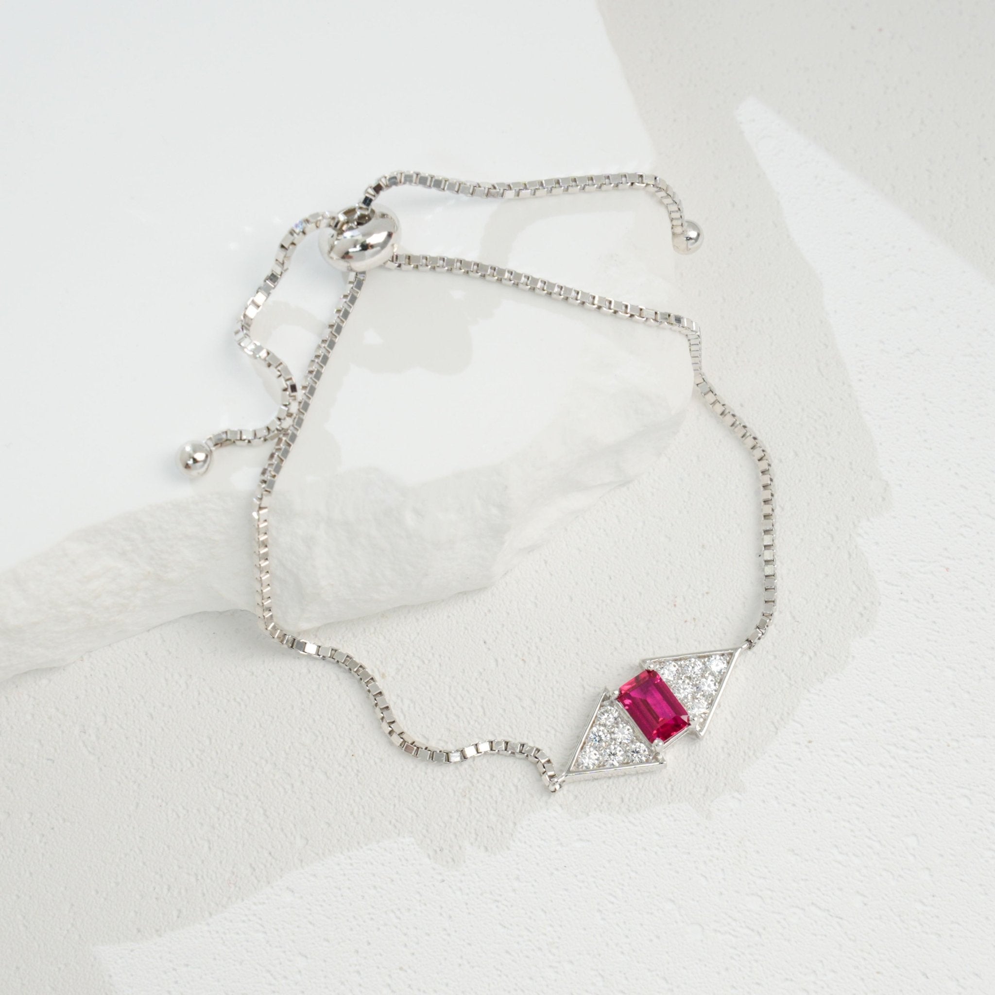 Bracelet ajustable 22 cm en argent 925 rectangle 6x4 mm émeraude et rubis synthétiques, plaqué platine, coffret cadeau - IVOIRART.COM