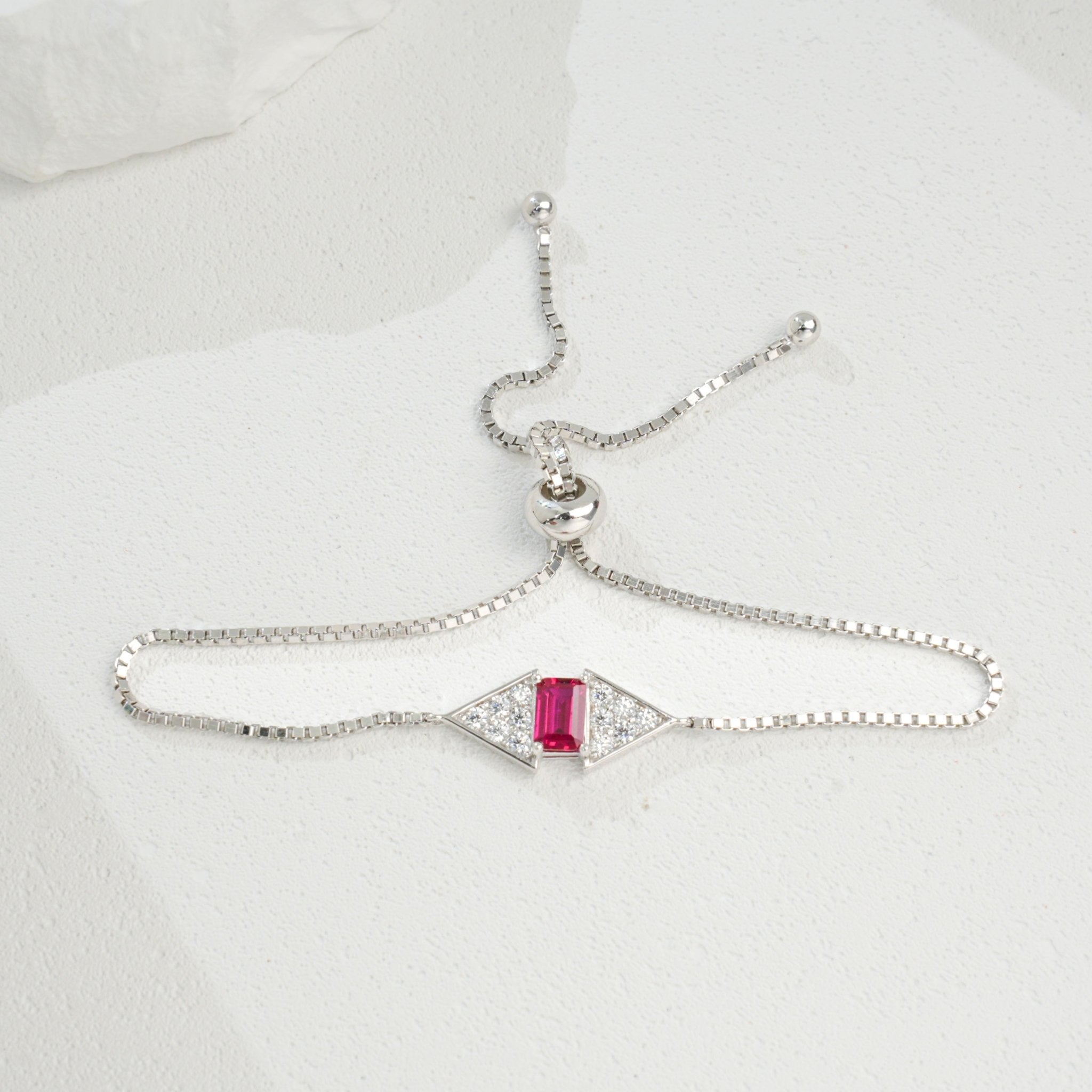 Bracelet ajustable 22 cm en argent 925 rectangle 6x4 mm émeraude et rubis synthétiques, plaqué platine, coffret cadeau - IVOIRART.COM