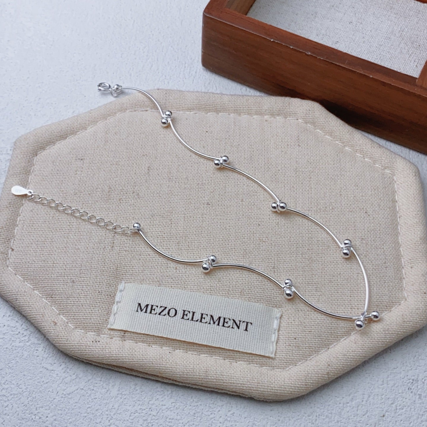 Bracelet de cheville ajustable en argent sterling 999 avec perle tubulaire ondulée, style minimaliste élégant pour l'été et cadeaux romantiques féminins - IVOIRART.COM
