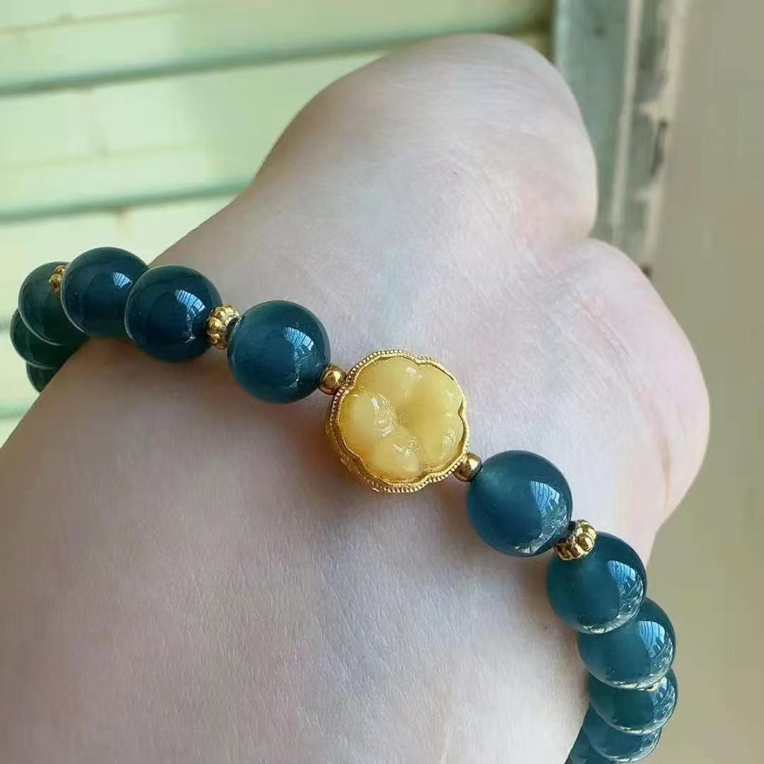 Bracelet Designer en Jadeite Grade A naturel, Rangée Unique, Chat Porte-Bonheur. - IVOIRART.COM