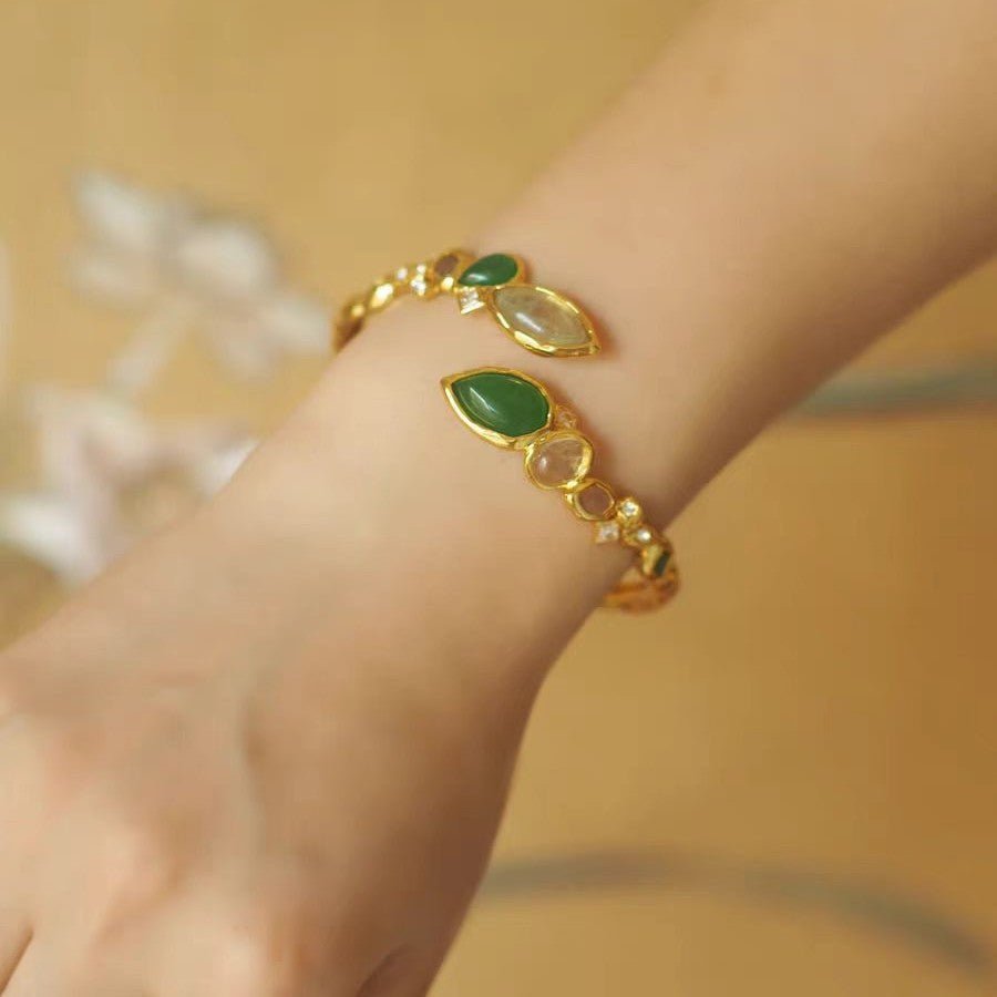 Bracelet vintage vert unique au style géométrique gravé, finition dorée élégante - IVOIRART.COM
