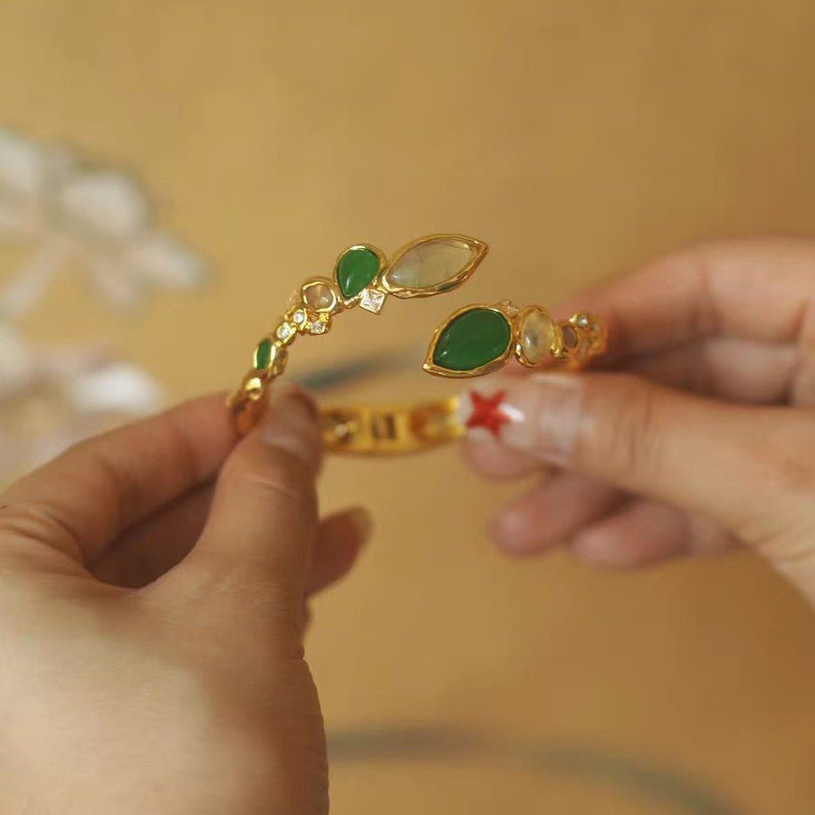 Bracelet vintage vert unique au style géométrique gravé, finition dorée élégante - IVOIRART.COM