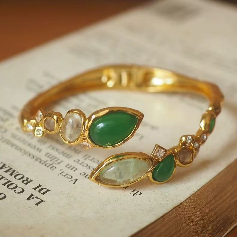 Bracelet vintage vert unique au style géométrique gravé, finition dorée élégante - IVOIRART.COM