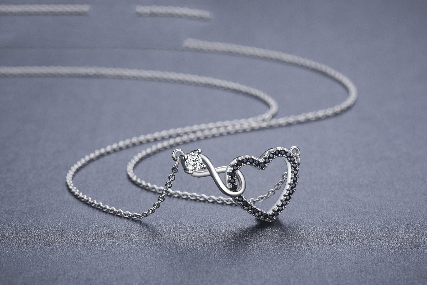Collier Créatif en Zircon en Forme de Cœur Creux, Élégance et Amour