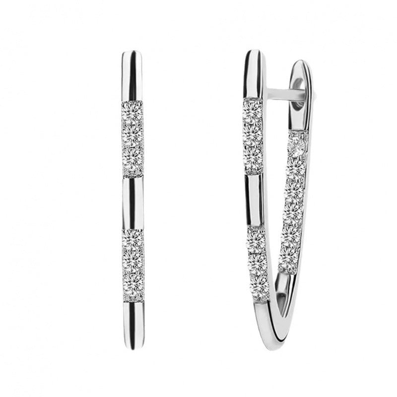 Boucles d'oreilles en zircone micro-pavé en V avec finition luxueuse