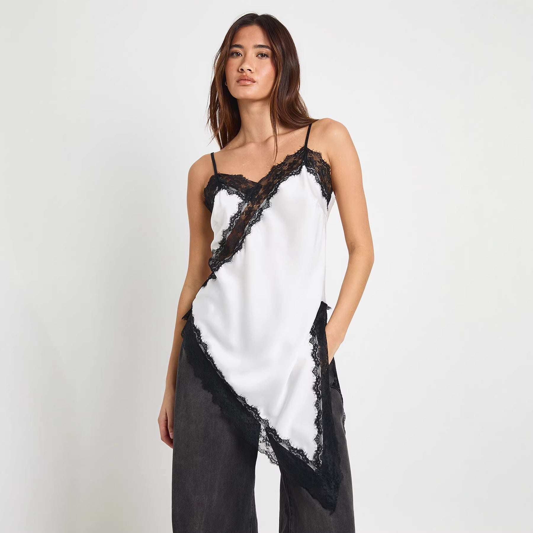 Robe longue en satin soyeux à ourlet irrégulier, élégante et fluide