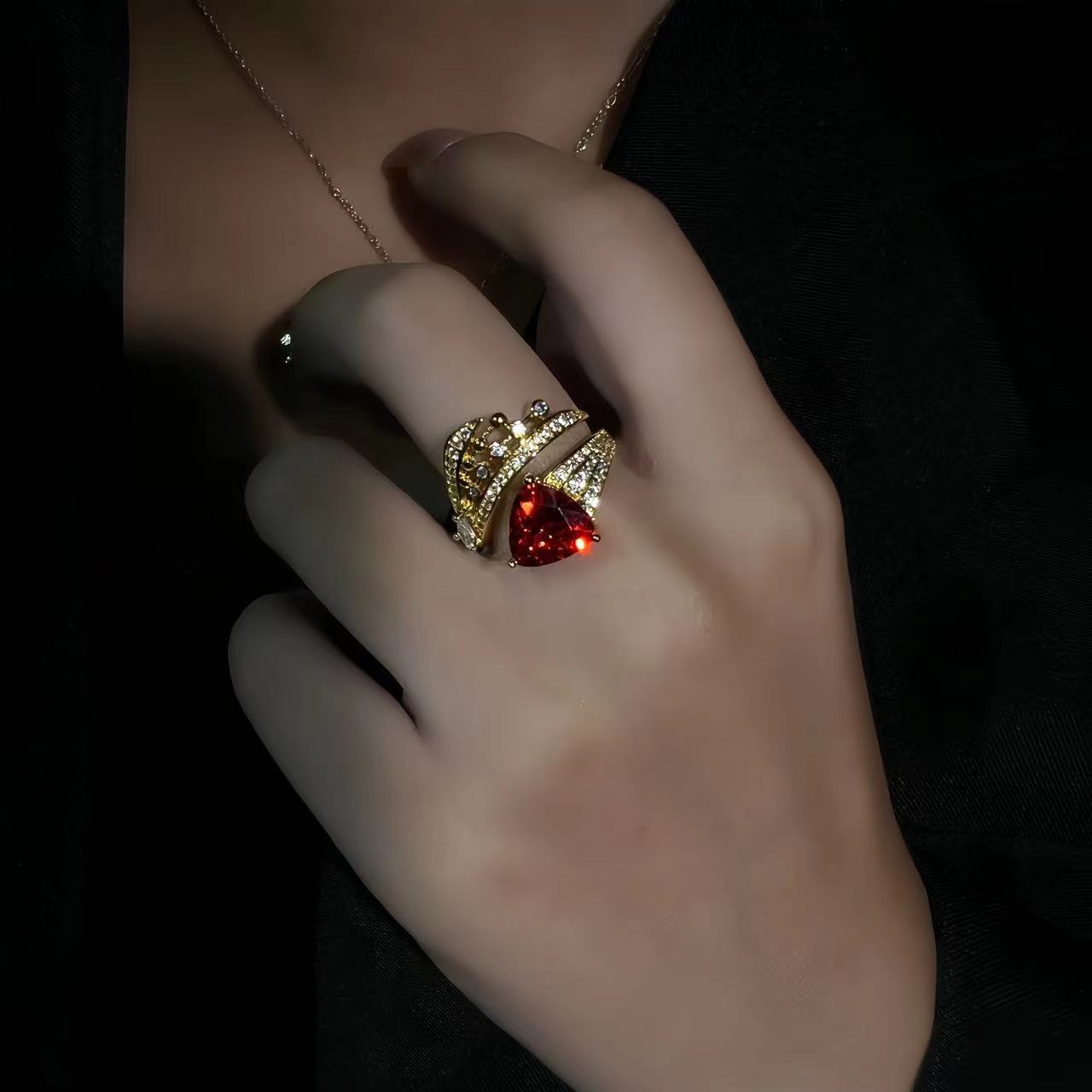 Bague Ouverte Vintage Italienne Buccellati en Cuivre Plaqué Or 18K avec Zircon Rouge et Diamants Tressés
