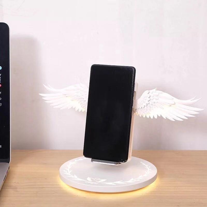 Chargeur sans fil avec ailes d’ange illuminées, design unique et élégant - IVOIRART.COM