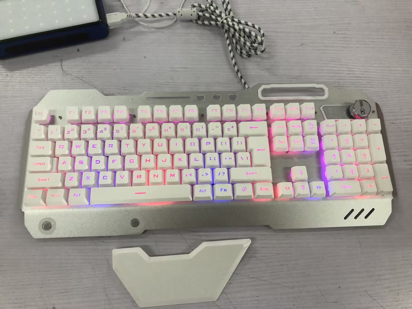 Clavier de jeu ergonomique filaire avec rétroéclairage RGB et support téléphone - IVOIRART.COM