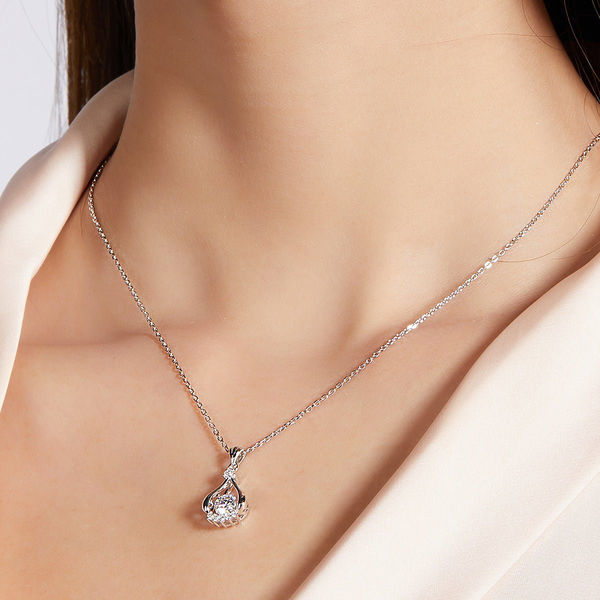 Collier ajouré larme 0,5 ct Moissanite D VVS1 argent sterling S925 plaqué platine - IVOIRART.COM