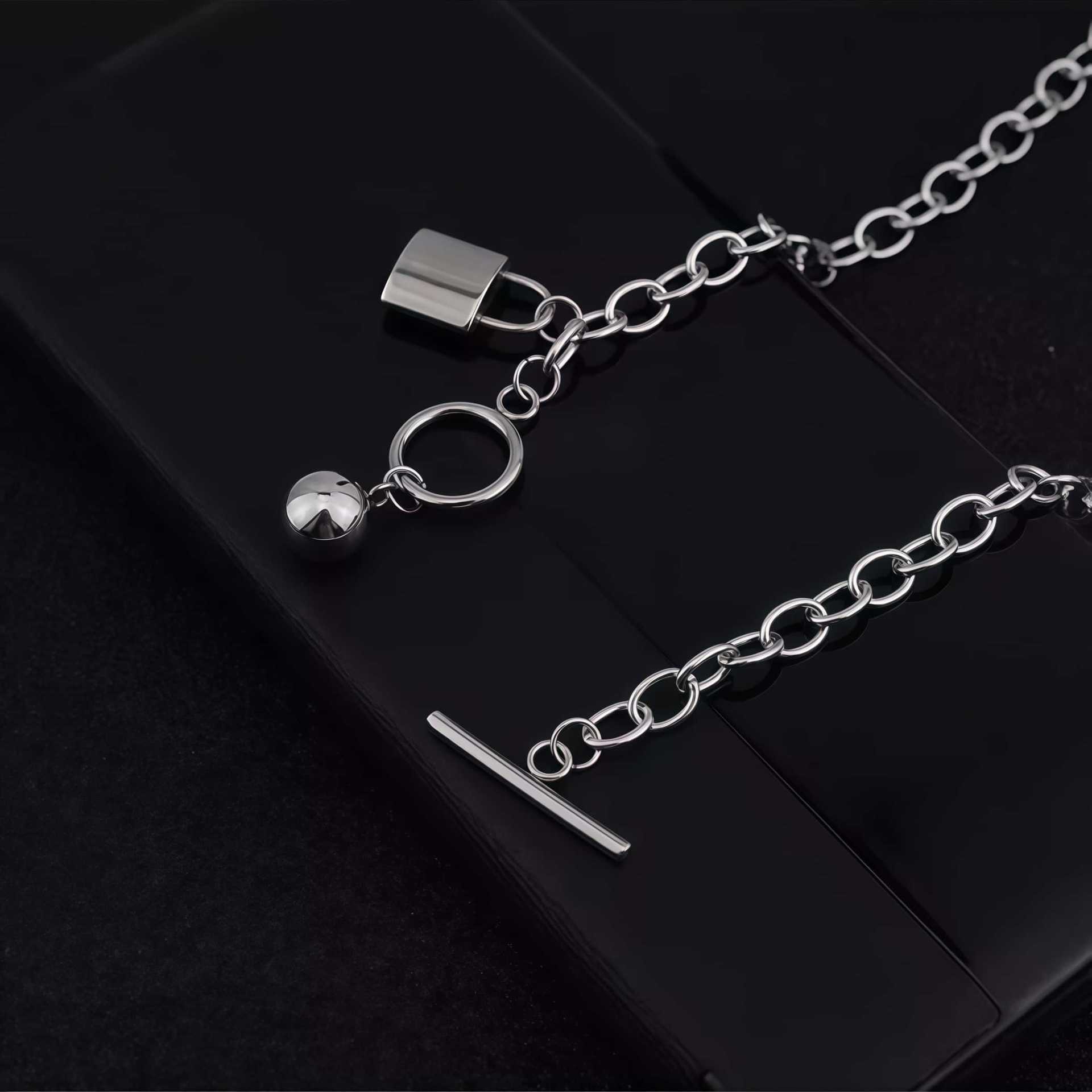 Collier boule style punk européen et américain en acier titane métallique - IVOIRART.COM