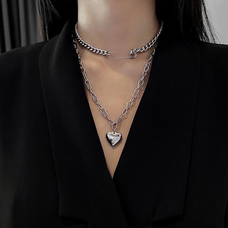 Collier double couche avec épingle cœur et chaîne clavicule forme pêche - IVOIRART.COM
