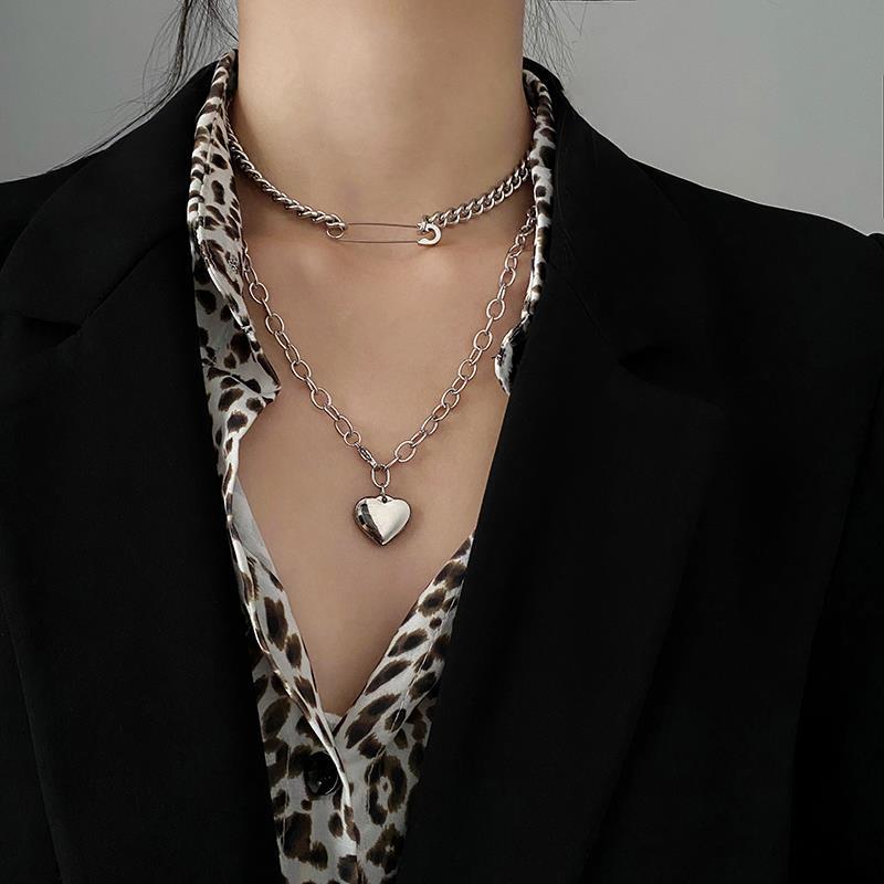 Collier double couche avec épingle cœur et chaîne clavicule forme pêche - IVOIRART.COM