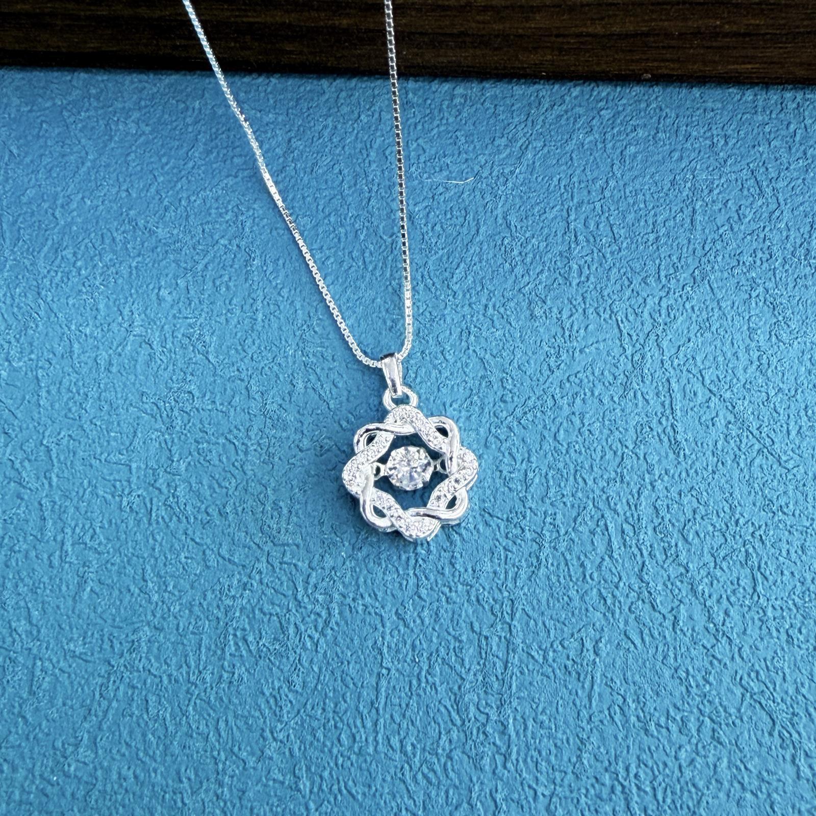 Collier en Argent 999 à Motif Floral, Chaîne Torsadée pour Clavicule, Bijou Luxueux et Élégant pour Femmes, Nouvelle Collection - IVOIRART.COM