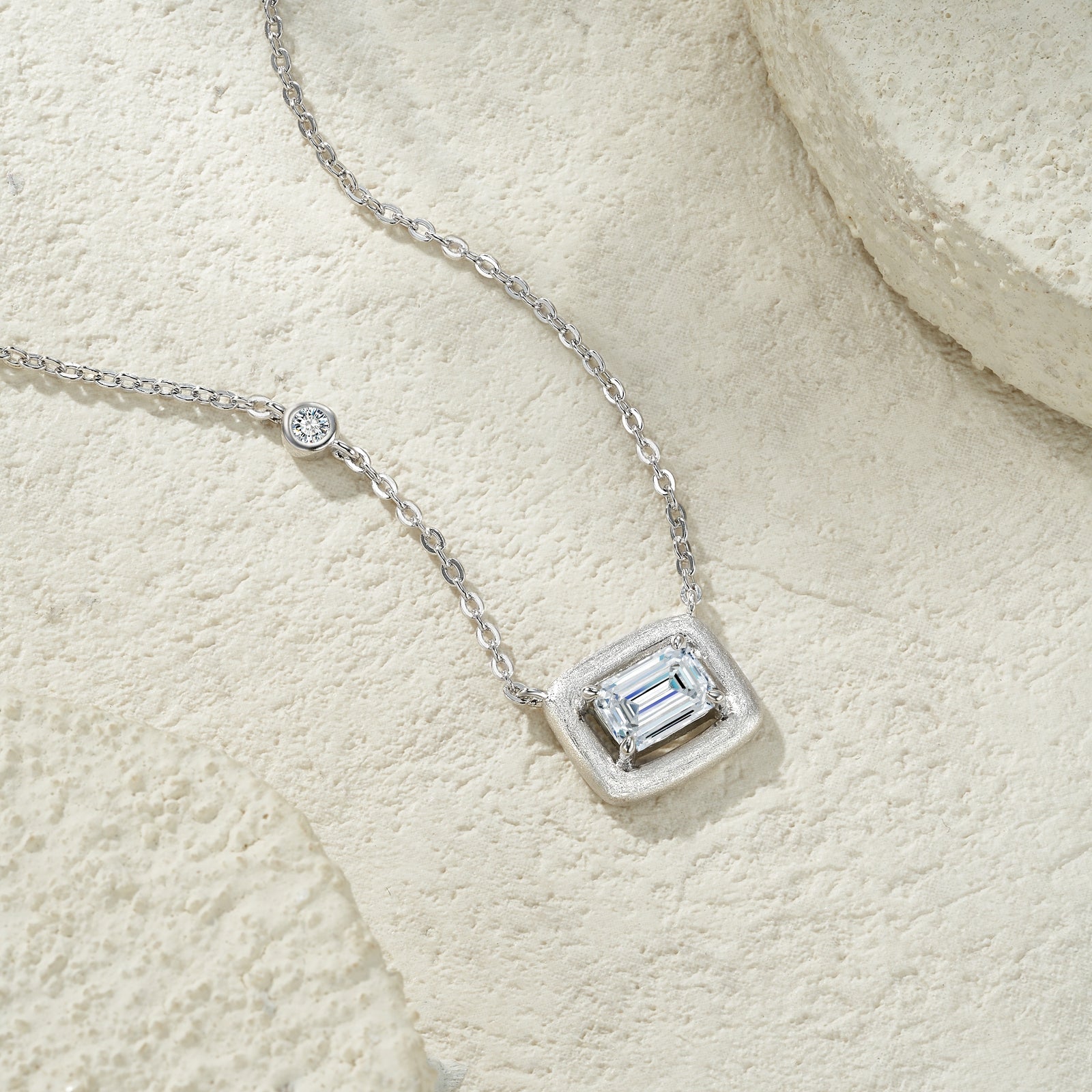 Collier Femme en Argent Sterling 925 avec Moissanite Taille Émeraude, Pendentif Carré Givré D Couleur Clarté VVS1, Plaqué Platine 2,9g, Coffret Cadeau Luxe - IVOIRART.COM