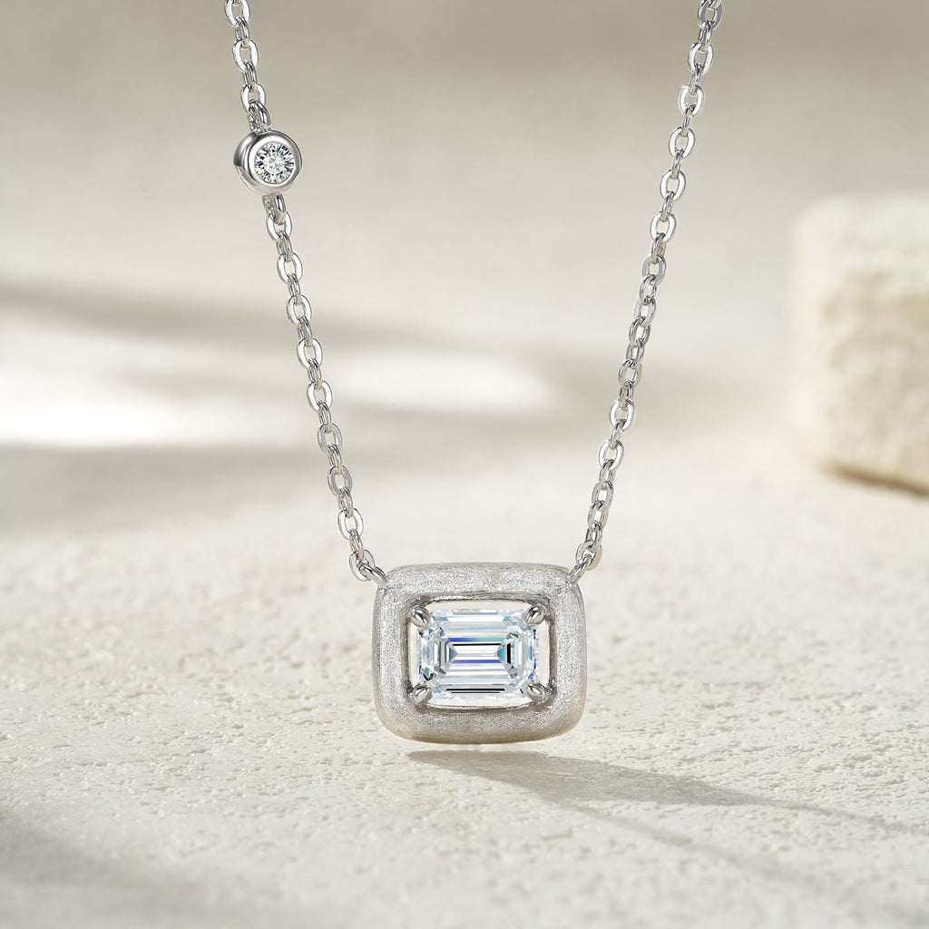 Collier Femme en Argent Sterling 925 avec Moissanite Taille Émeraude, Pendentif Carré Givré D Couleur Clarté VVS1, Plaqué Platine 2,9g, Coffret Cadeau Luxe - IVOIRART.COM