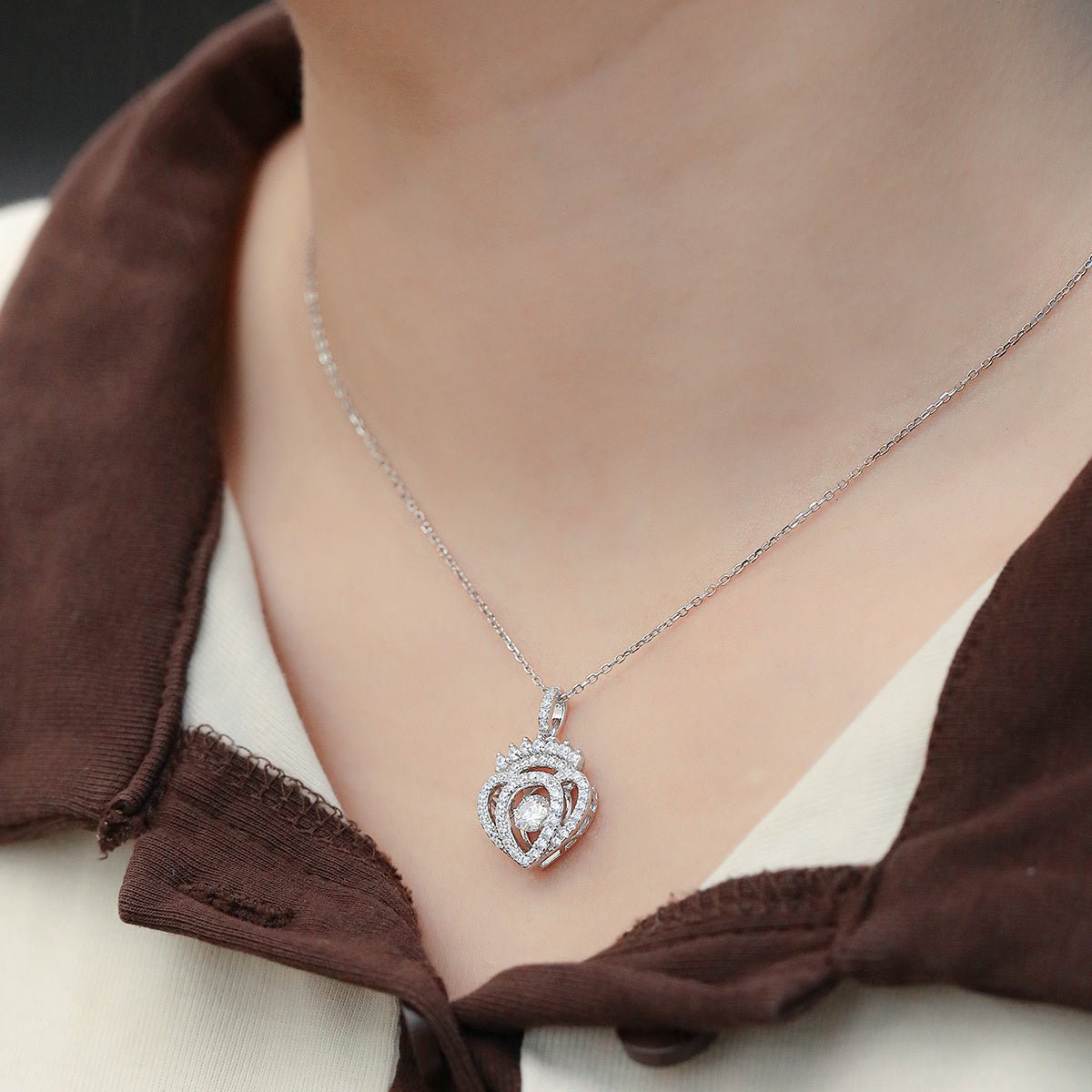 Collier Pendentif Couronne Cœur Moissanite 0,5ct D VVS1 Argent 925 Plaqué Platine 45cm Certifié GRA Coffret Cadeau - IVOIRART.COM