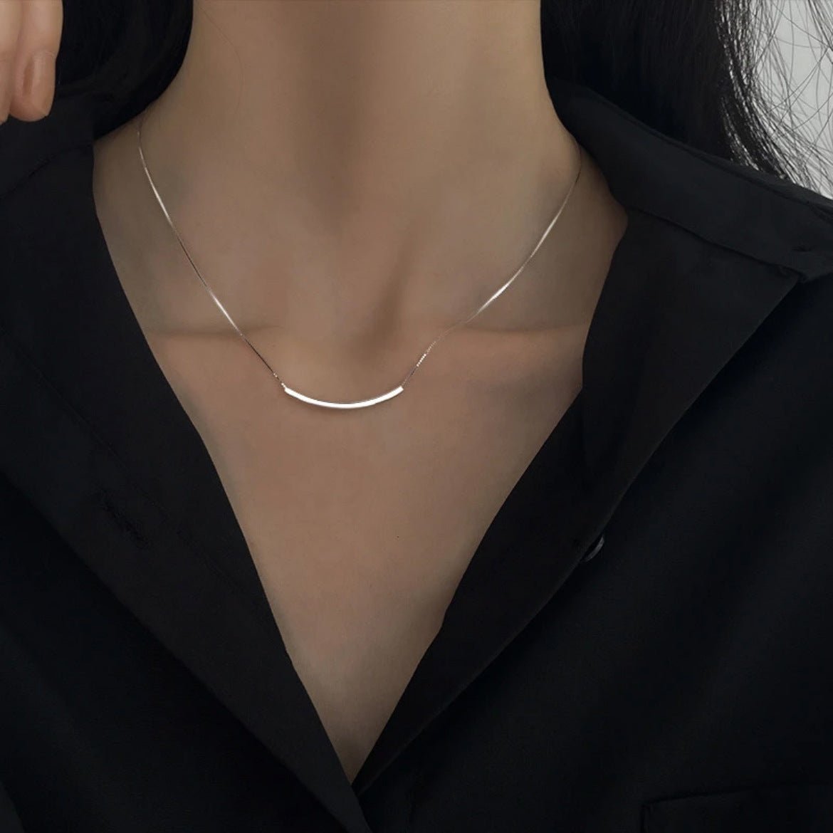 Collier Sourire Argent Fin S999 pour Femme, Chaîne Claviculaire Tubulaire Courbée, Bijou Argent Polyvalent de Luxe Discret - IVOIRART.COM