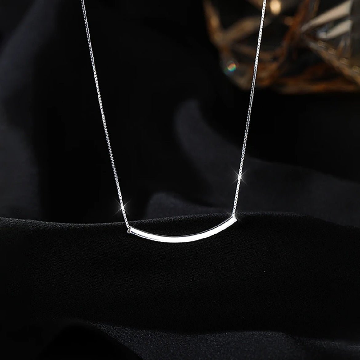 Collier Sourire Argent Fin S999 pour Femme, Chaîne Claviculaire Tubulaire Courbée, Bijou Argent Polyvalent de Luxe Discret - IVOIRART.COM