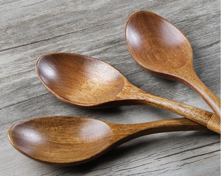 Cuillère en bois élégante et naturelle pour une cuisine saine et durable - IVOIRART.COM