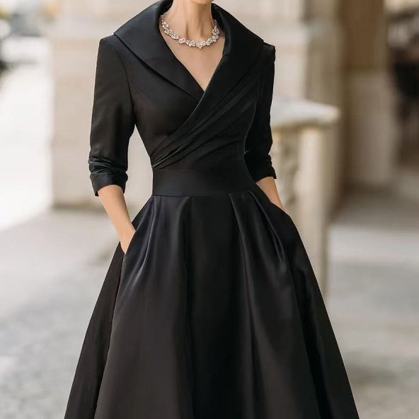 Robe élégante cintrée à taille haute, manches longues, coupe asymétrique raffinée