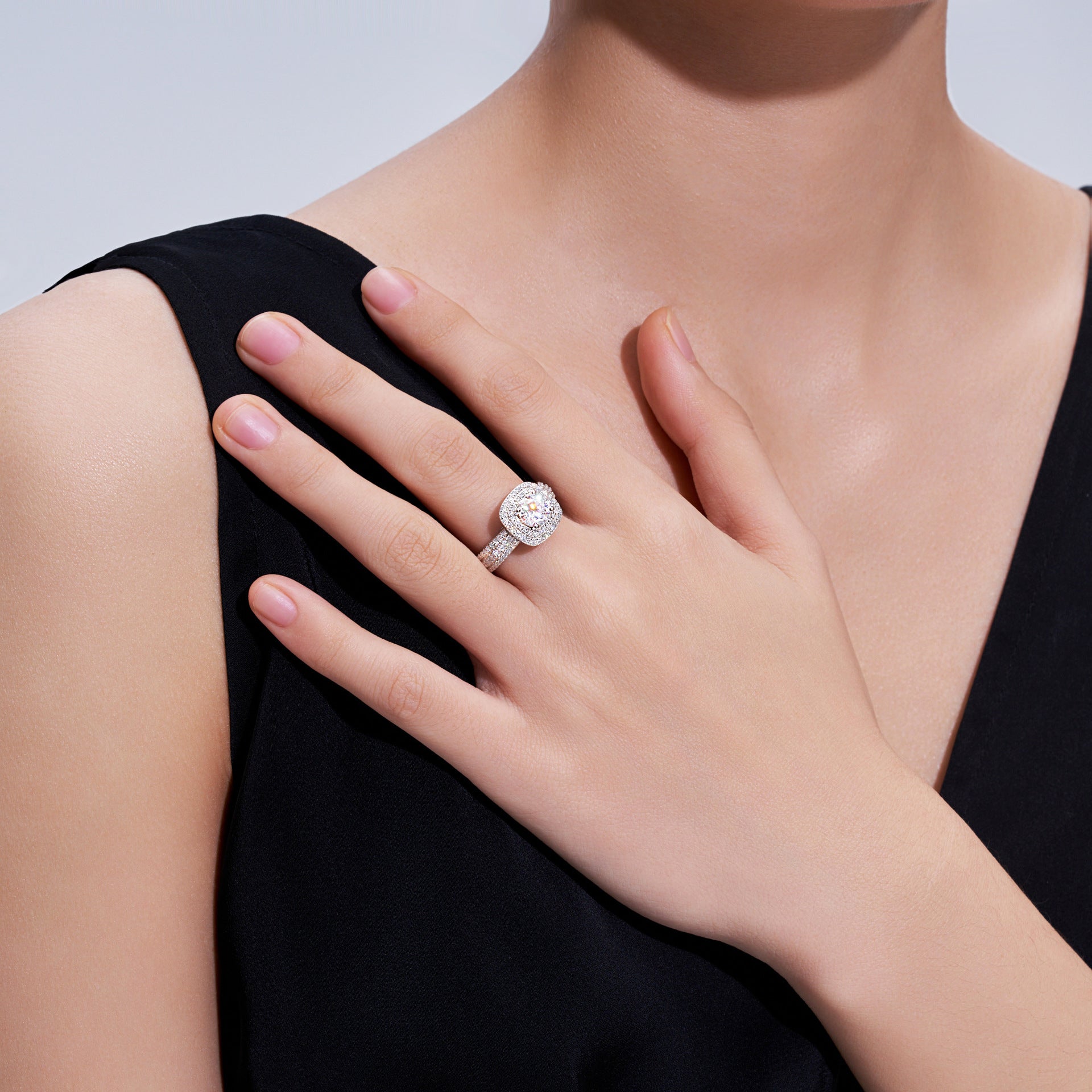 Alliance nuptiale légère de luxe incrustée de moissanite en argent 925