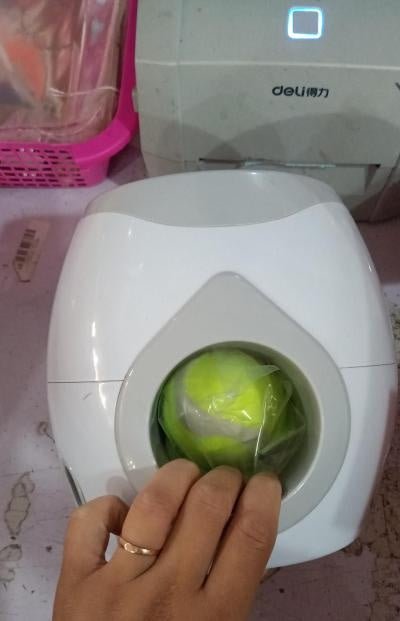 Distributeur Intelligent de Friandises avec Lanceur de Balles de Tennis pour Animaux - IVOIRART.COM