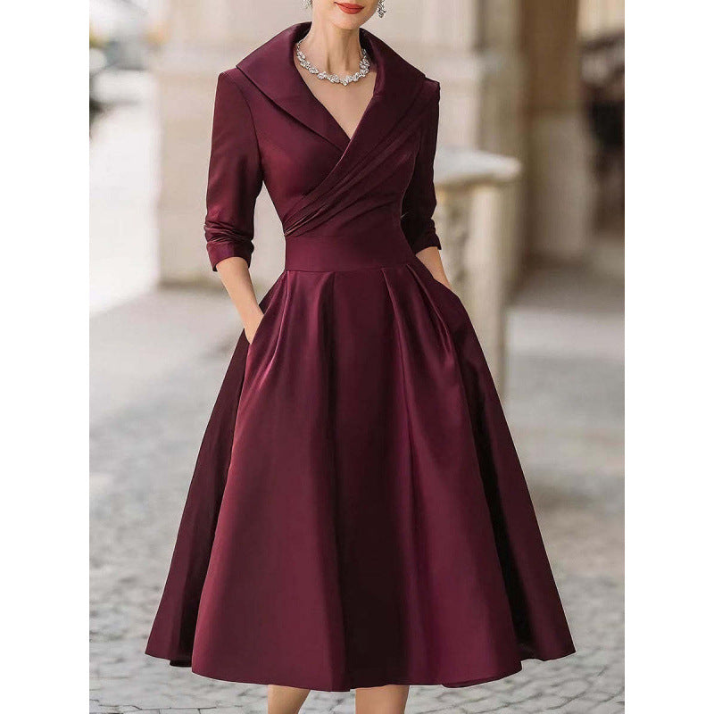 Robe élégante cintrée à taille haute, manches longues, coupe asymétrique raffinée